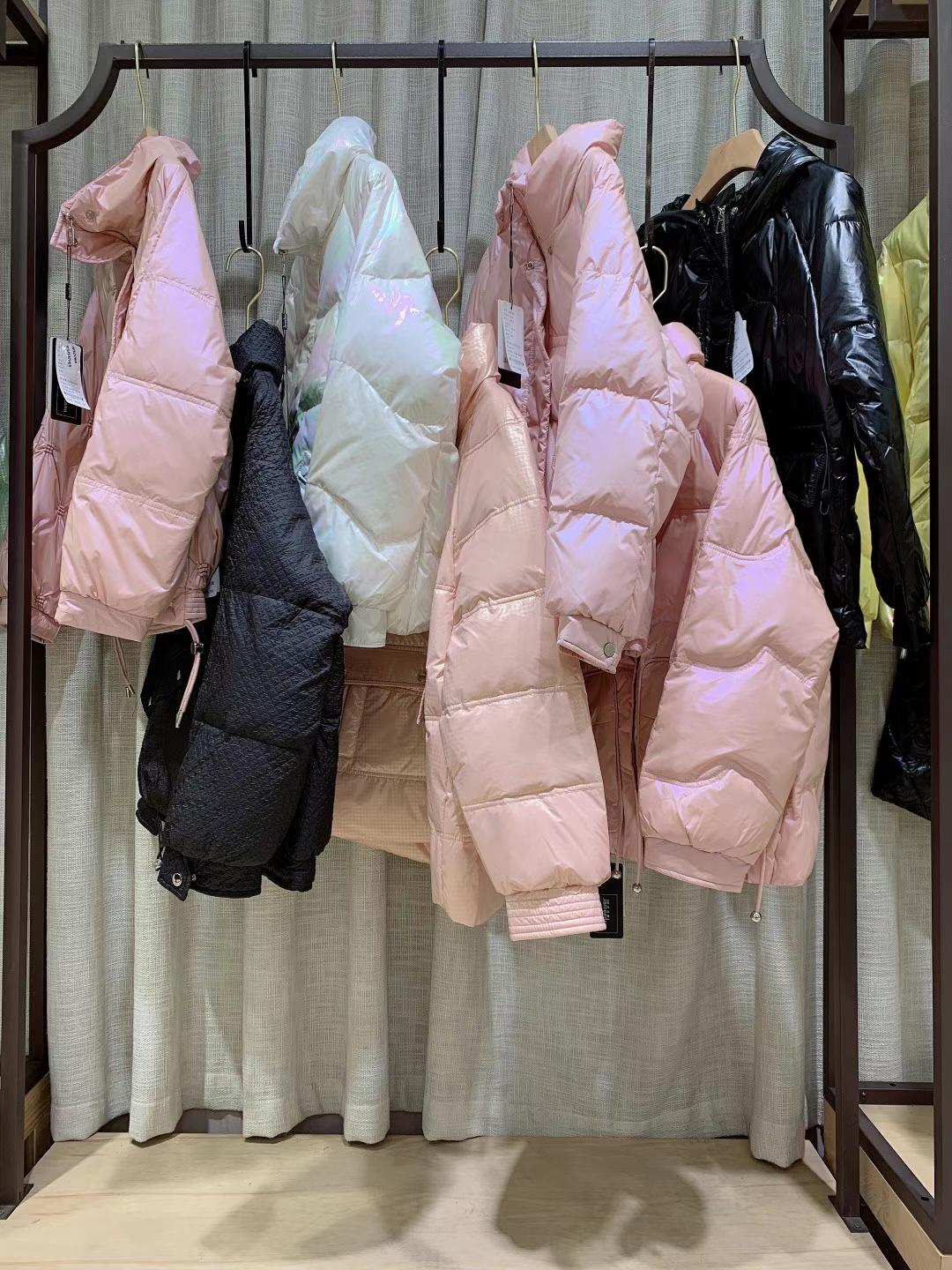潮流時(shí)尚羽絨服簡(jiǎn)丹尼娜2021冬品牌女裝折扣批發(fā)供應(yīng)商 品牌折扣女裝尾貨貨源供應(yīng)鏈