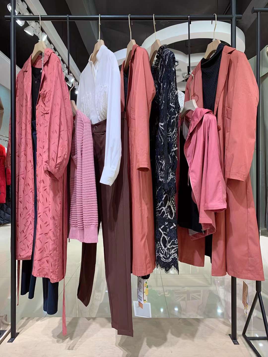 高 檔知 名品牌莉佳麗2022春女裝庫(kù)存尾貨折扣批發(fā)市場(chǎng)
