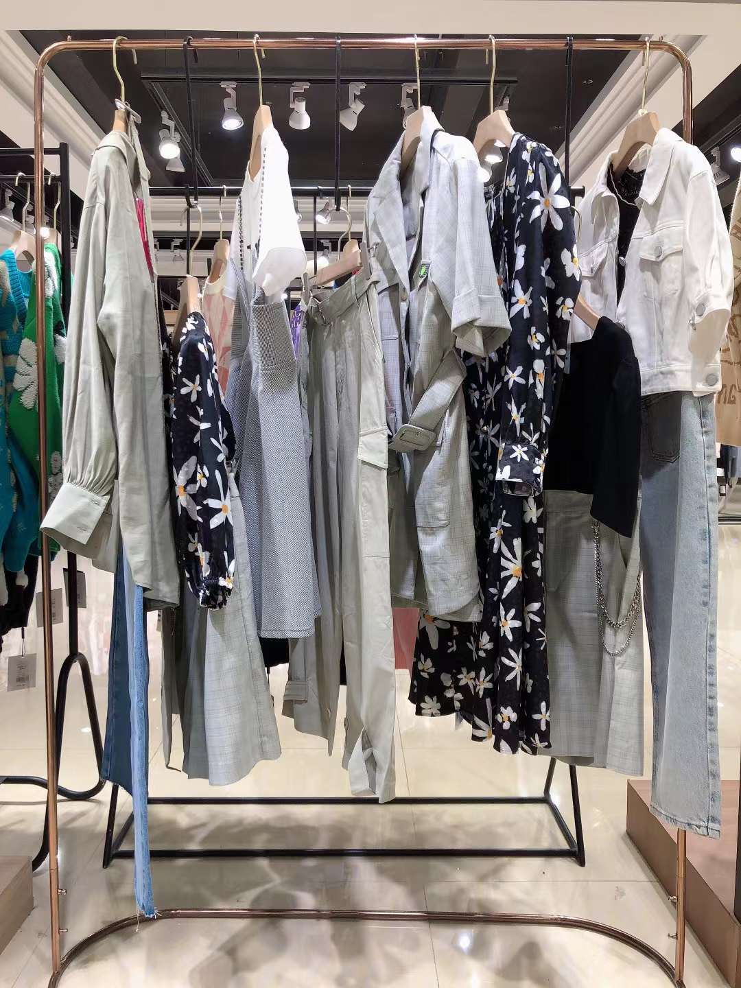 國內(nèi)知 名品牌寶貝瑪麗2022春女裝折扣尾貨批發(fā)供應(yīng)商
