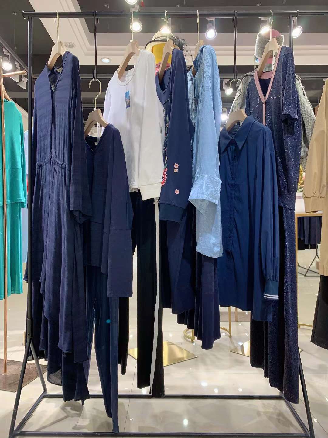 高 檔知 名品牌莉佳麗2022春女裝庫(kù)存尾貨折扣批發(fā)市場(chǎng)