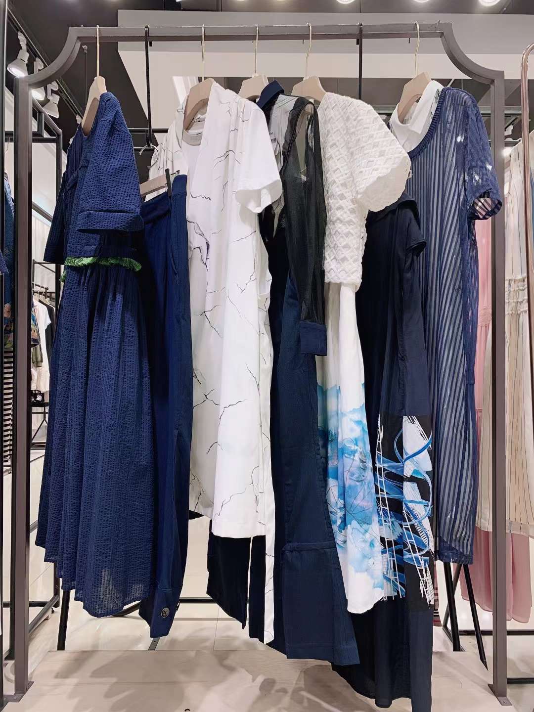 上海品牌伊迪索2022春夏折扣女裝尾貨一手批發(fā)貨源