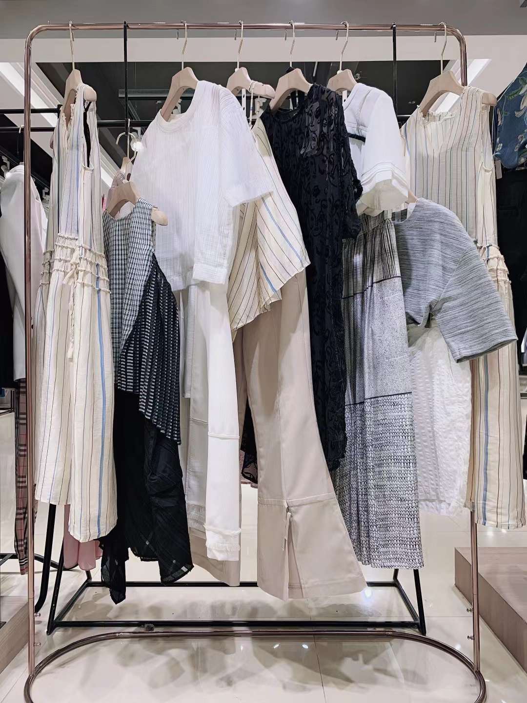 上海品牌伊迪索2022春夏折扣女裝尾貨一手批發(fā)貨源