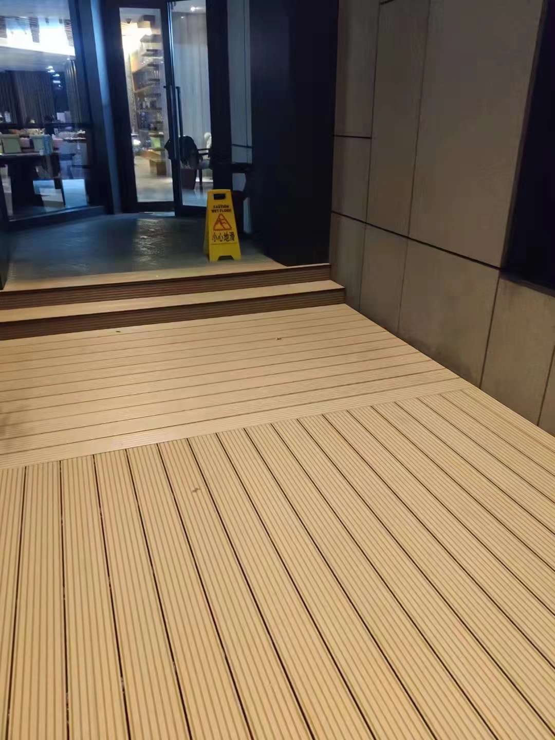 安徽木塑地板廠家 150x25方孔塑木地板 抗壓耐磨 量大價優(yōu)
