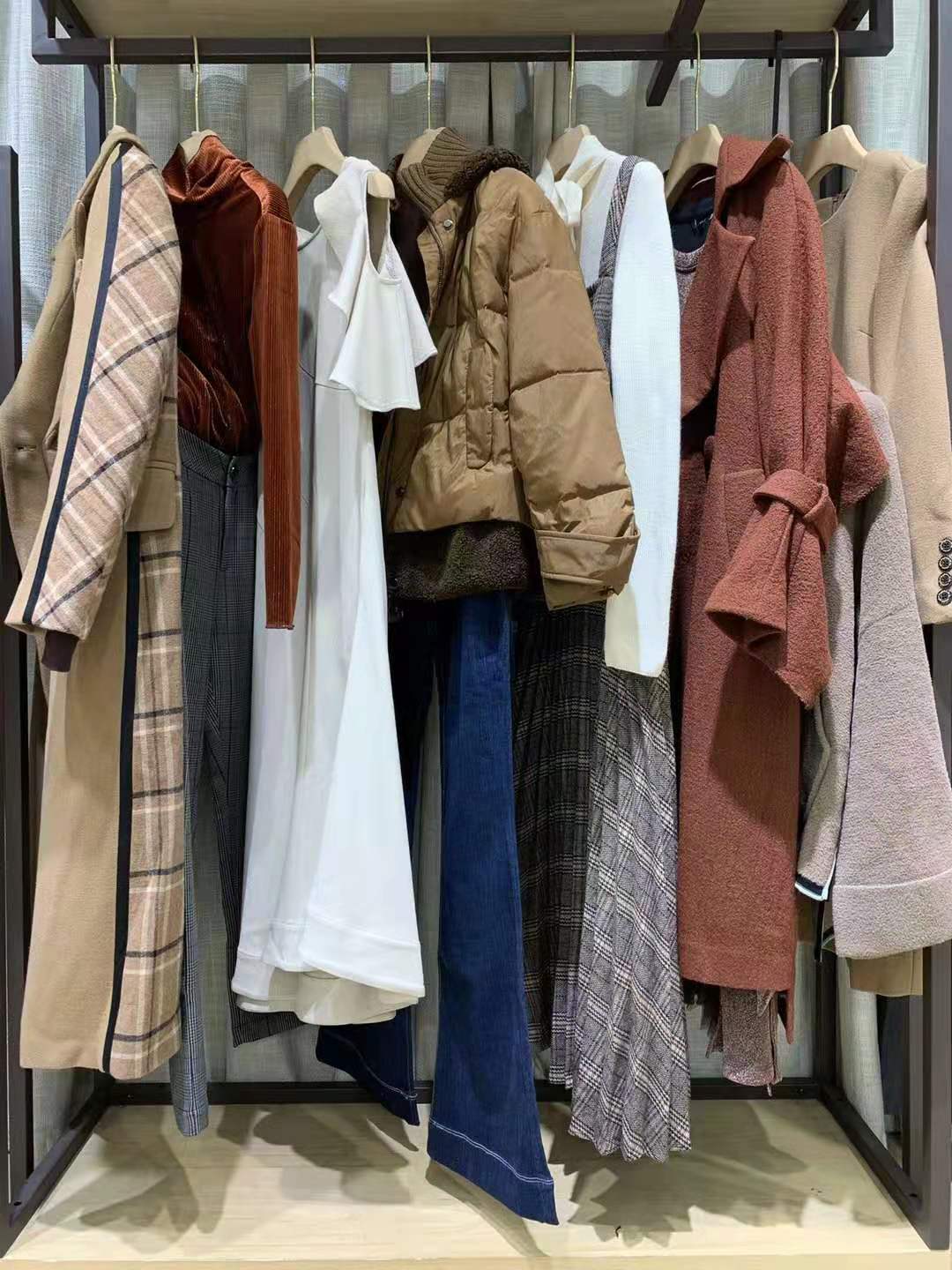 艾迪潘21秋冬深圳哪里有尾貨女裝折扣批發(fā)貨源