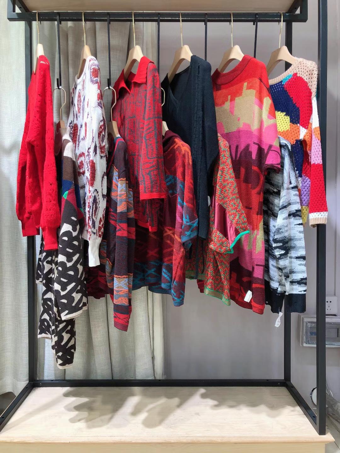 折扣女裝Only Queen2022春女裝折扣尾貨一手貨源批發(fā)市場(chǎng)