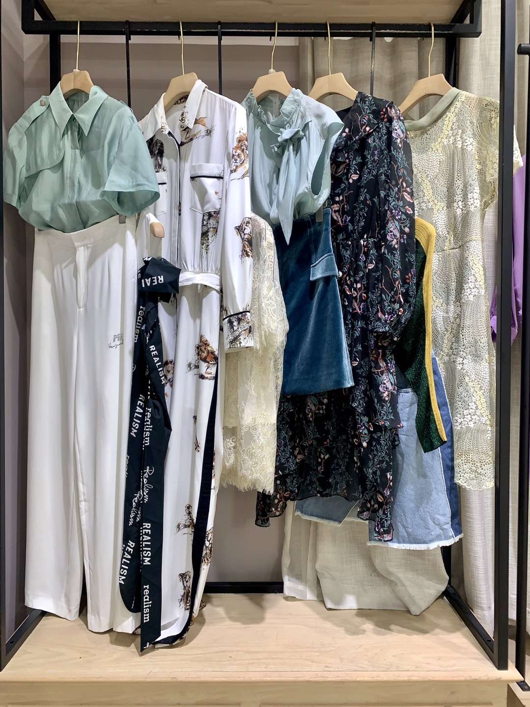 知 名女裝芭蒂娜2022春大 牌品牌折扣女裝尾貨批發(fā)市場(chǎng)