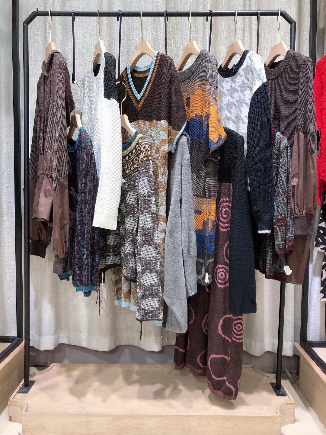 折扣女裝Only Queen2022春女裝折扣尾貨一手貨源批發(fā)市場(chǎng)