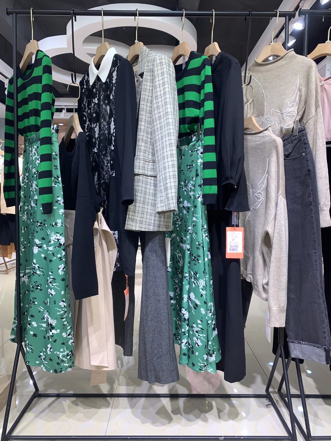 精 品品牌女裝UGOCCAM2022春女裝折扣庫存批發(fā)供應(yīng)商