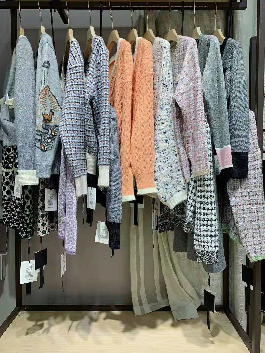 【吉米小姐】21冬輕奢小香風(fēng)品牌折扣女裝店進(jìn)貨渠道 專(zhuān)柜品牌折扣批發(fā)進(jìn)貨地址