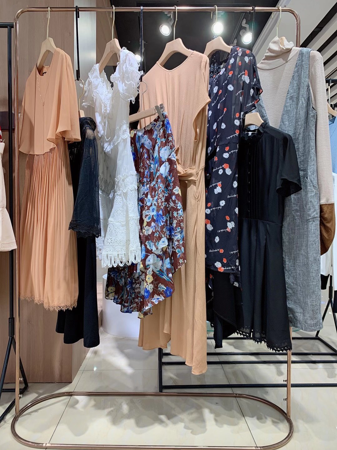 品牌女裝雅&瑩2022春夏品牌女裝折扣一手貨源批發(fā)供應(yīng)商