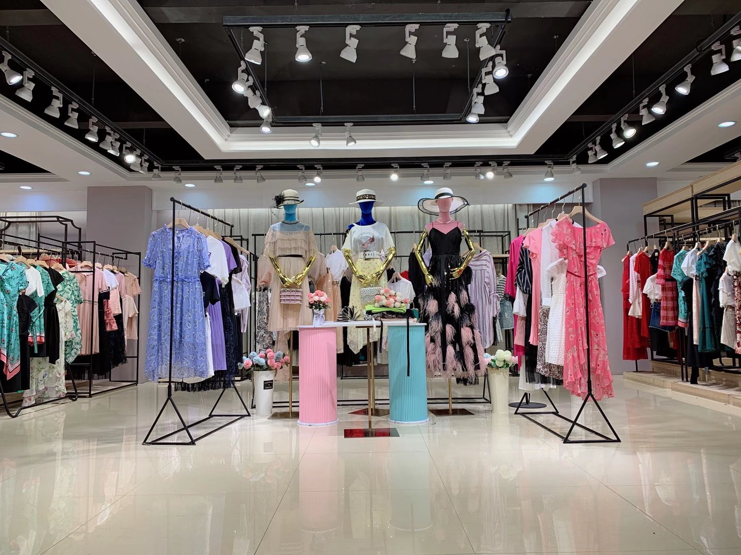 品牌女裝雅&瑩2022春夏品牌女裝折扣一手貨源批發(fā)供應(yīng)商