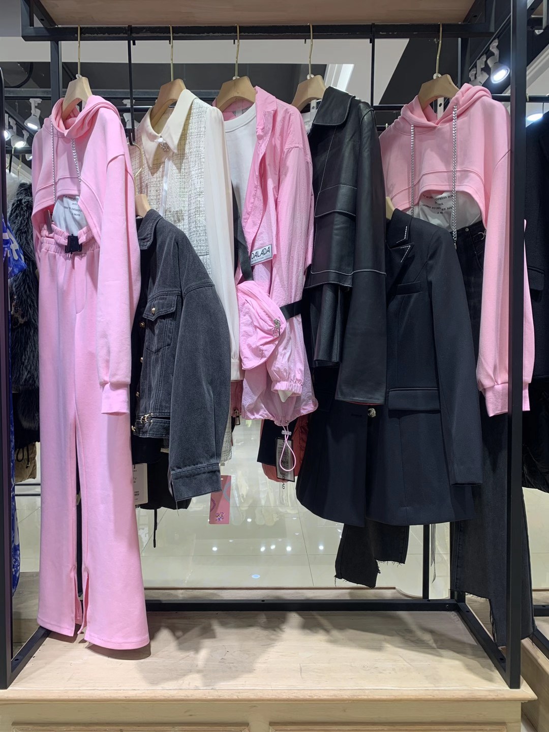 精 品品牌女裝馬克華菲2022春國內(nèi)一二線品牌女裝折扣批發(fā)