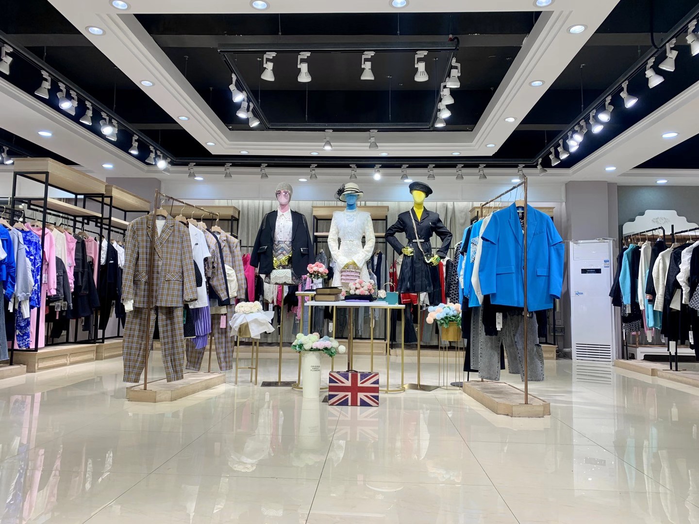 精 品品牌女裝馬克華菲2022春國內(nèi)一二線品牌女裝折扣批發(fā)