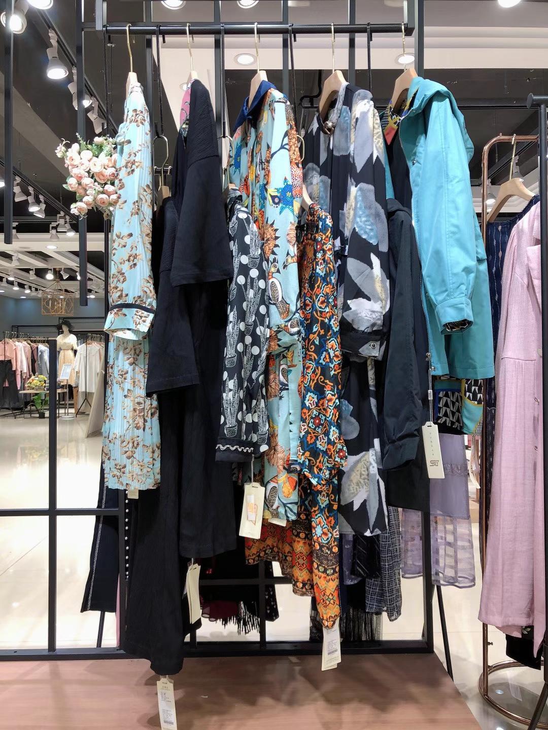 【西子戀】22春寬松大碼女裝品牌尾貨走份批發(fā)貨源