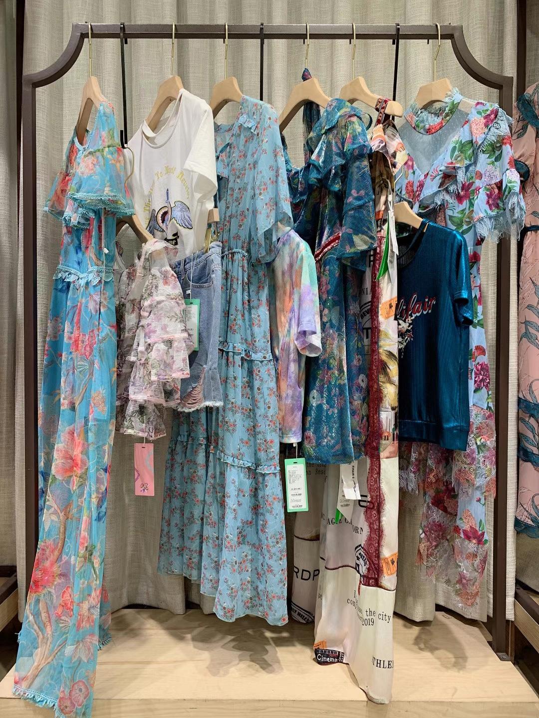 供應(yīng)品牌折扣批發(fā)【馬克華菲】22夏品牌女裝撤柜下架尾貨直播折扣批發(fā)地址和價(jià)格