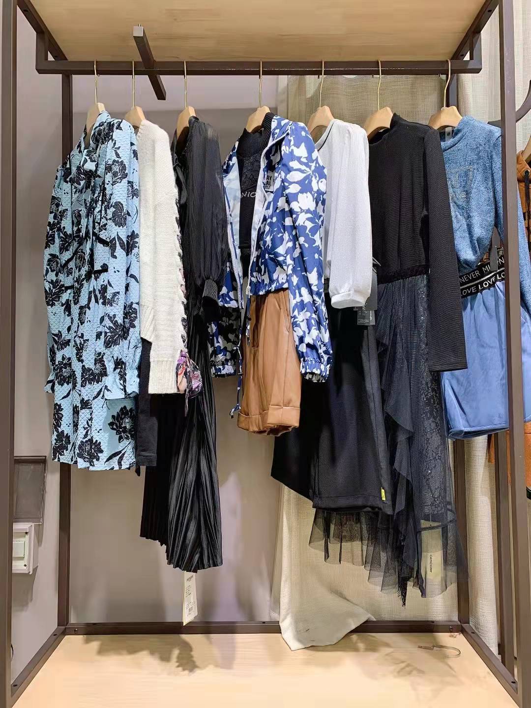 意大利品牌卡尼歐2021秋品牌女裝折扣尾貨庫(kù)存批發(fā)渠道