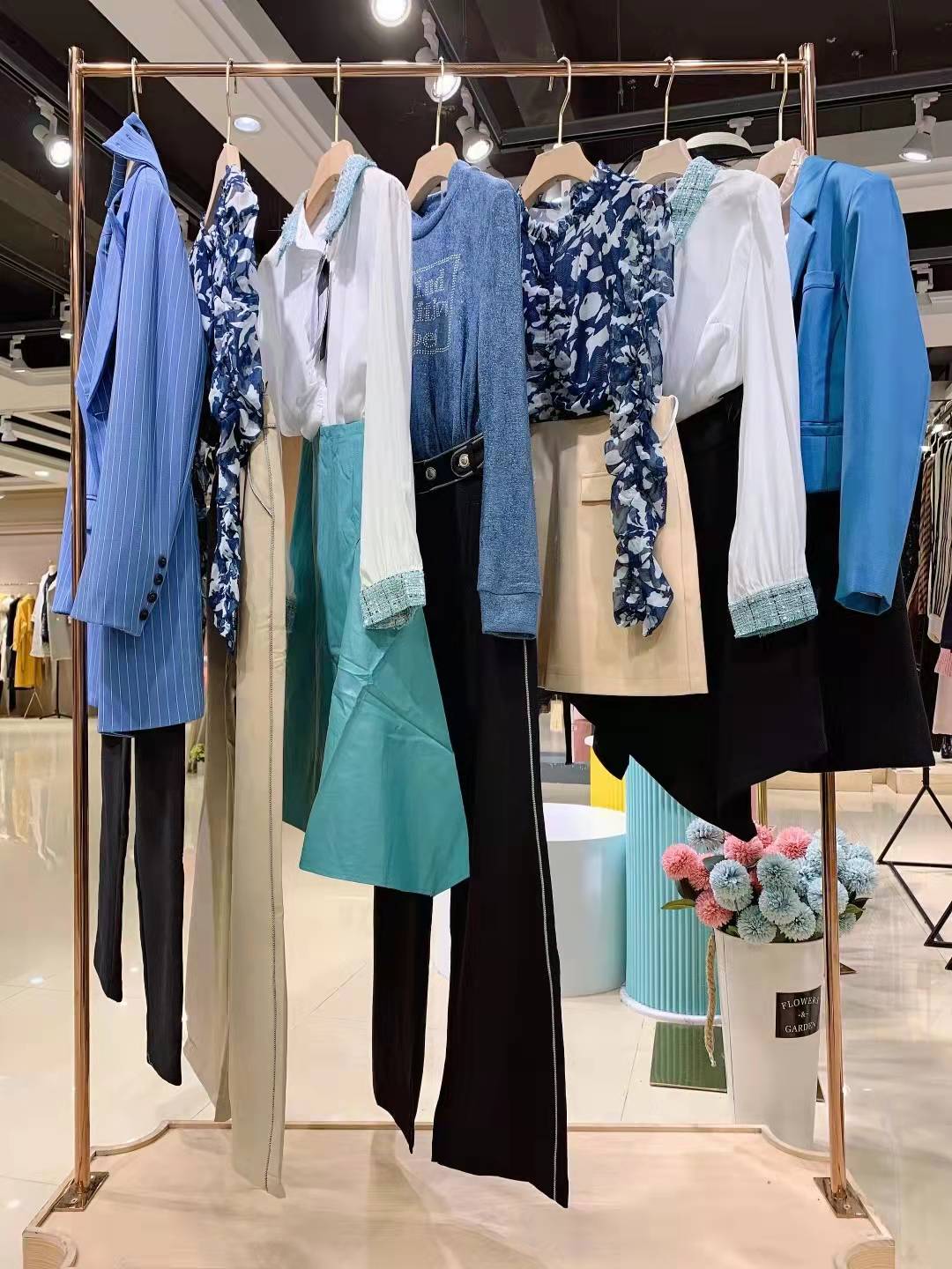 意大利品牌卡尼歐2021秋品牌女裝折扣尾貨庫(kù)存批發(fā)渠道
