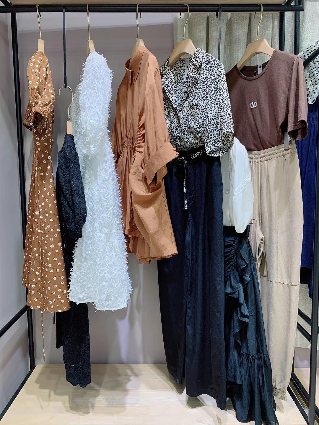 艾蜜雪夏裝品牌女裝撤柜下架尾貨直播折扣批發(fā)地址和價(jià)格 專柜女裝折扣店直播價(jià)格