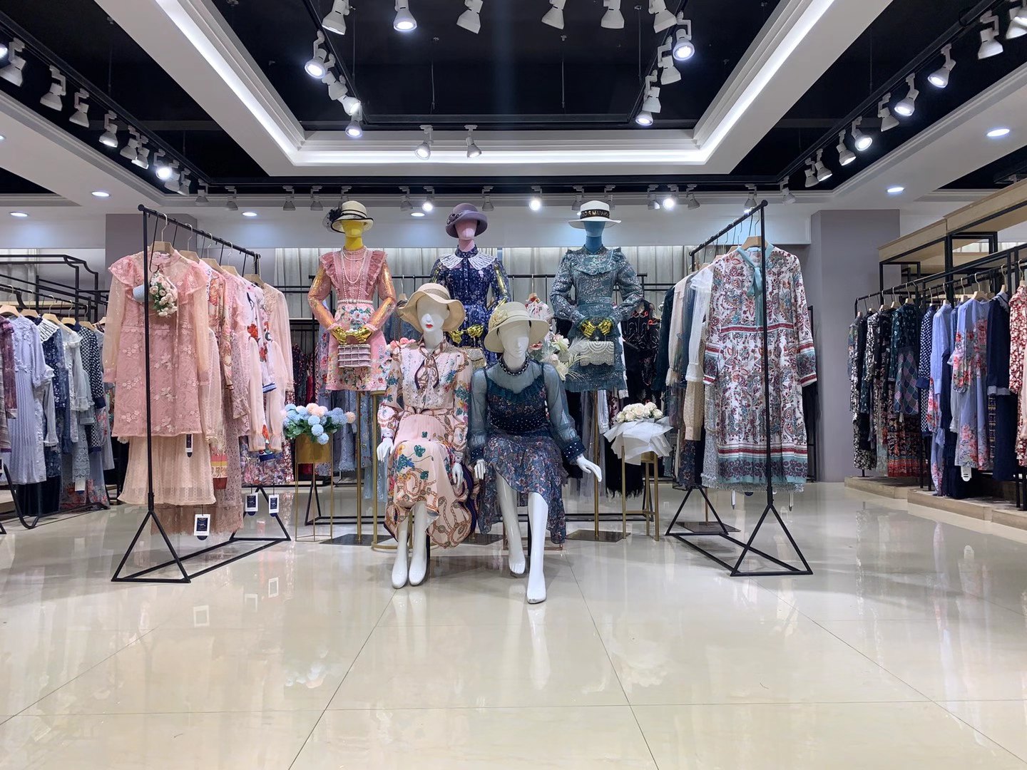杭州大 牌女裝杰茜卡的秘密2022春夏折扣女裝尾貨走份批發(fā)市場(chǎng)