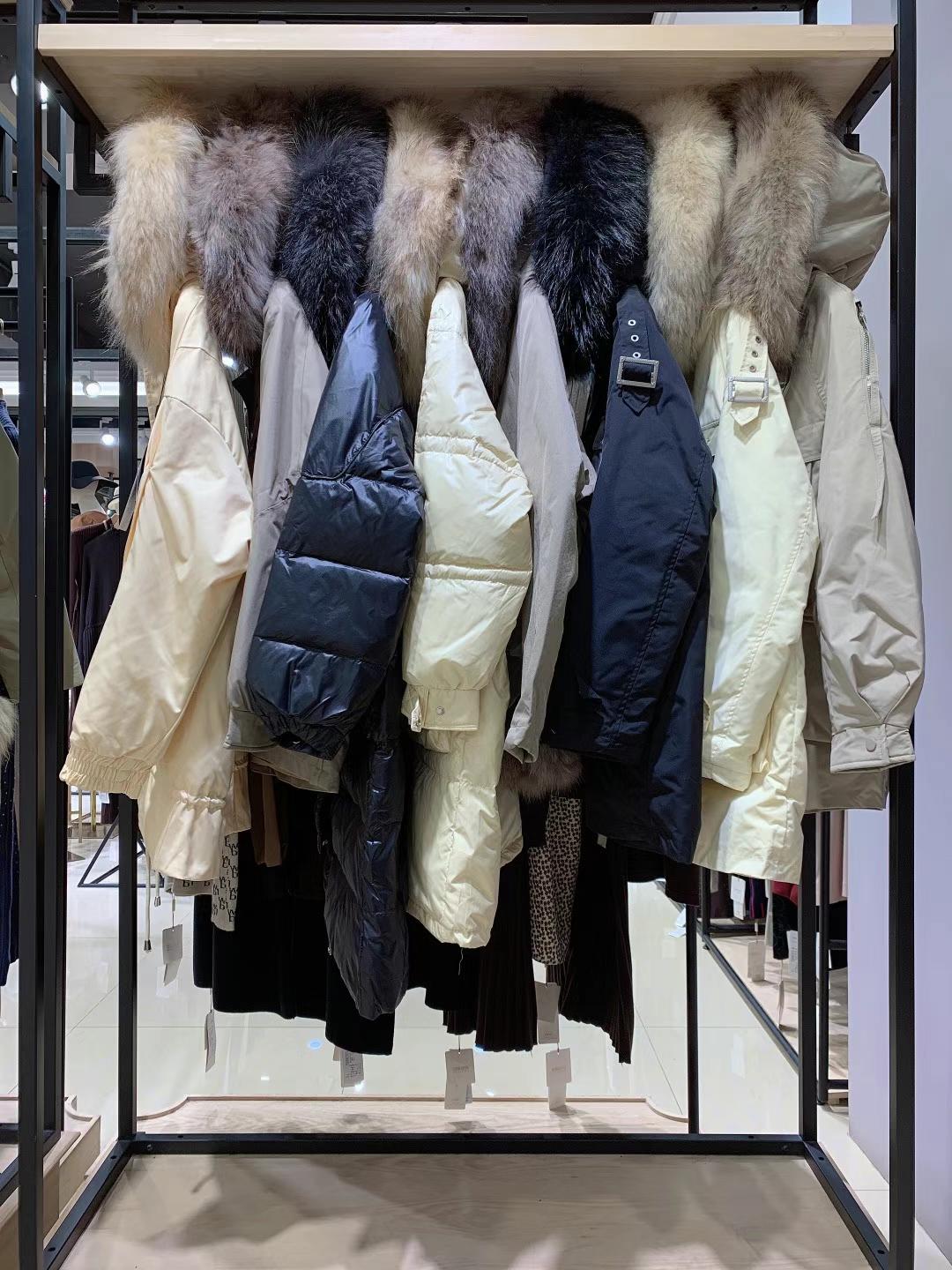 摩卡素2021冬新款皮草羽絨服直播女裝尾貨品牌折扣女裝批發(fā)一手貨源