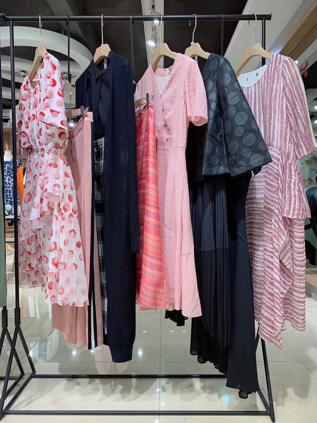 大 牌時(shí)尚女裝臺(tái)繡2022夏品牌女裝折扣尾貨一手貨源庫(kù)存批發(fā)