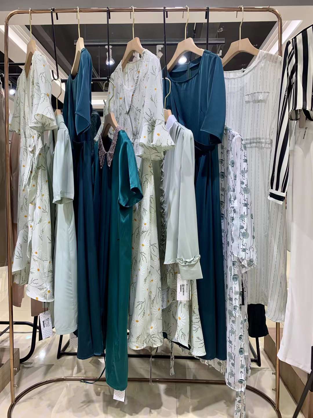 品牌女裝艾阿瑪尼2022春品牌女裝尾貨廠家一手貨源批發(fā) 品牌艾阿瑪尼2022春