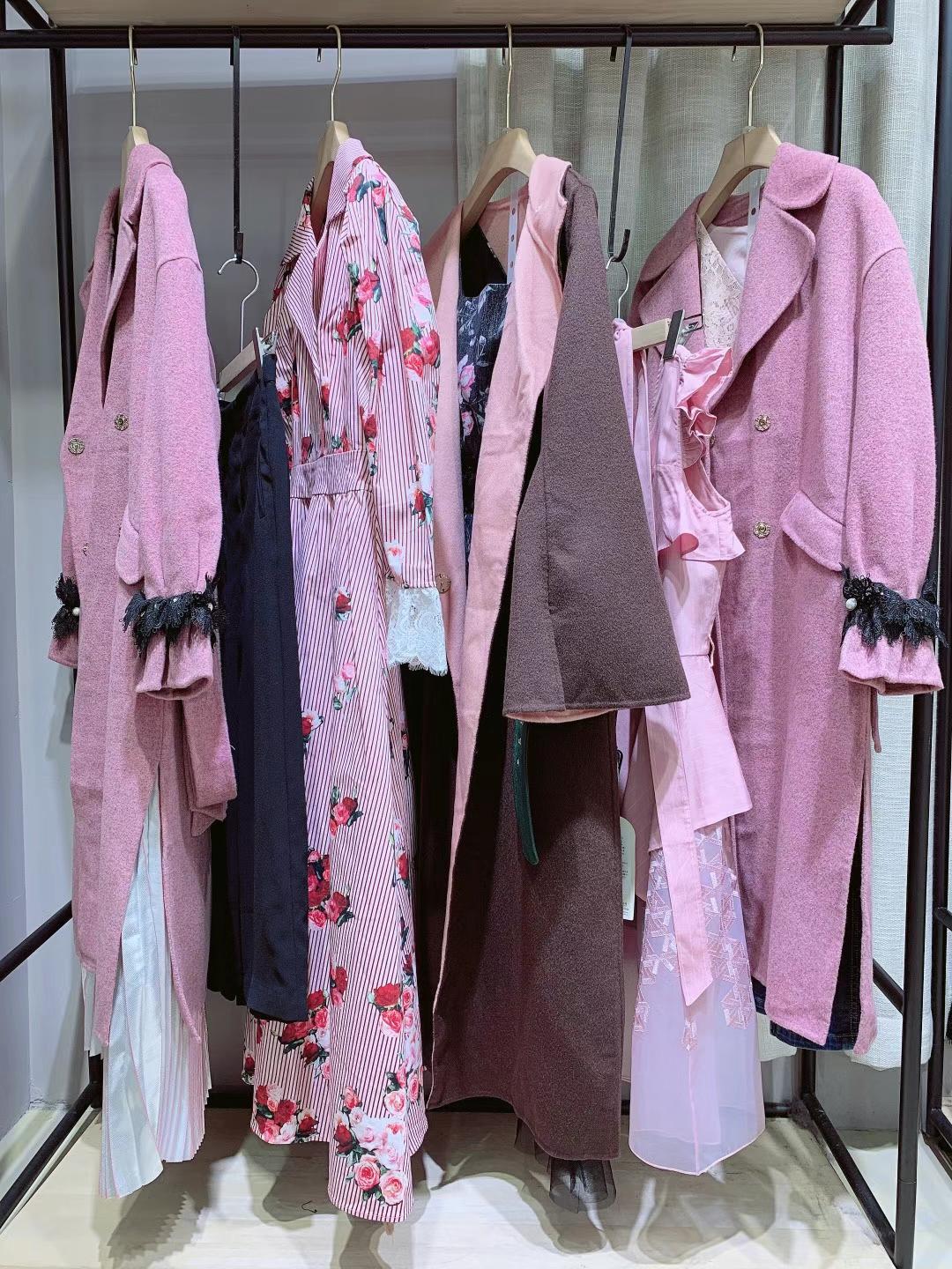 【迪驪】2021四季裝品牌女裝折扣實體直播間一手貨源供應(yīng)批發(fā) 尾貨女裝庫存批發(fā)