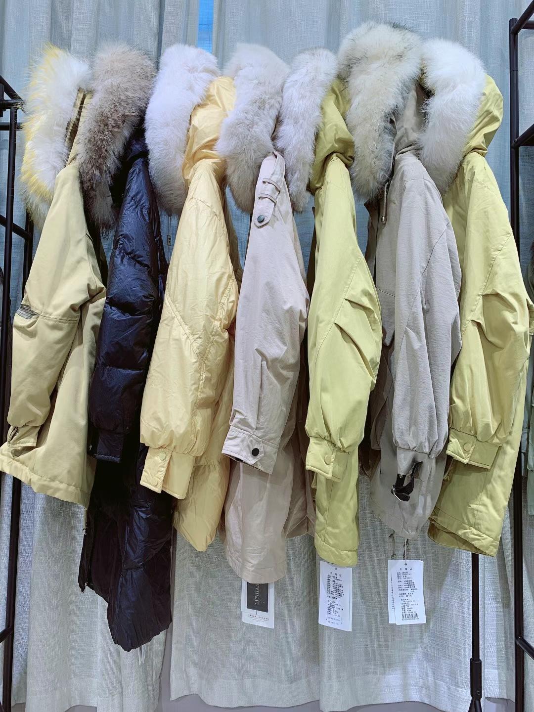 【麗想】2021冬羽絨服品牌庫(kù)存尾貨批發(fā)網(wǎng) 高 級(jí)皮草派克女裝撤柜尾貨批發(fā)