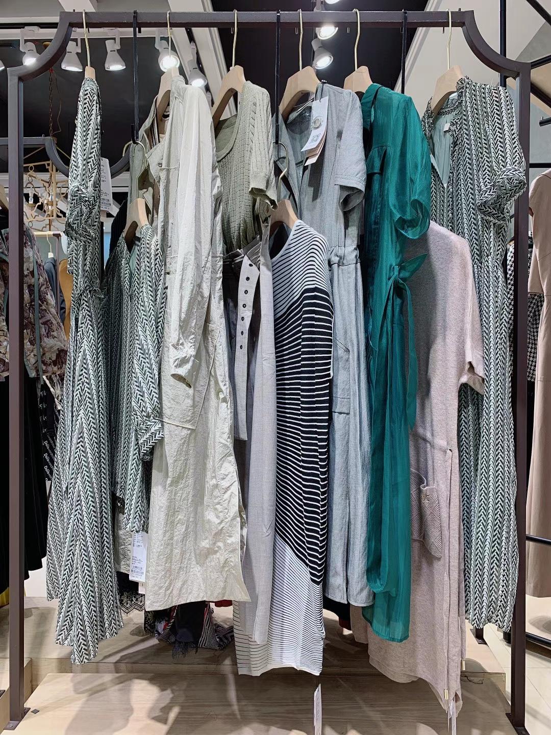 高端 品牌華人杰2022春夏時尚女裝庫存尾貨批發(fā)