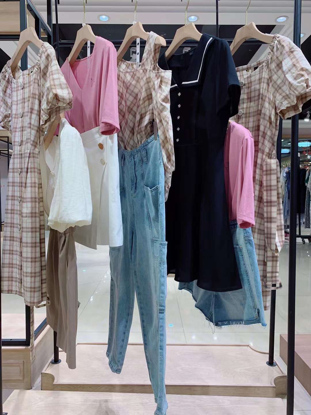 熱門品牌高端時(shí)尚品牌迪卡軒 2022夏女裝折扣尾貨批發(fā)市場
