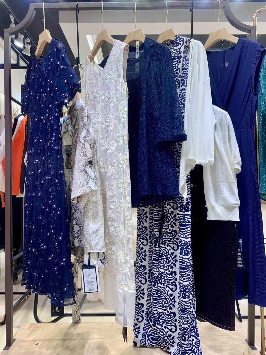 知 名品牌西娜維思 22夏女裝折扣庫存尾貨批發(fā)市場