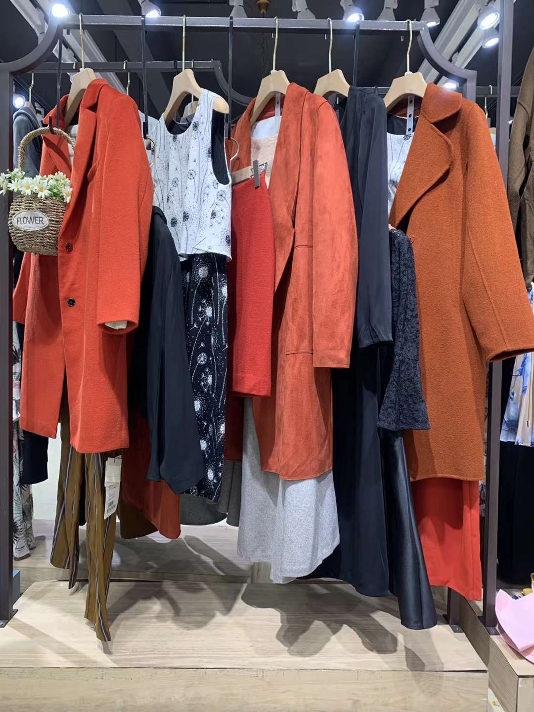 高 檔原創(chuàng)設計師品牌朗黛國際 2022春折扣女裝批發(fā)尾貨供應商