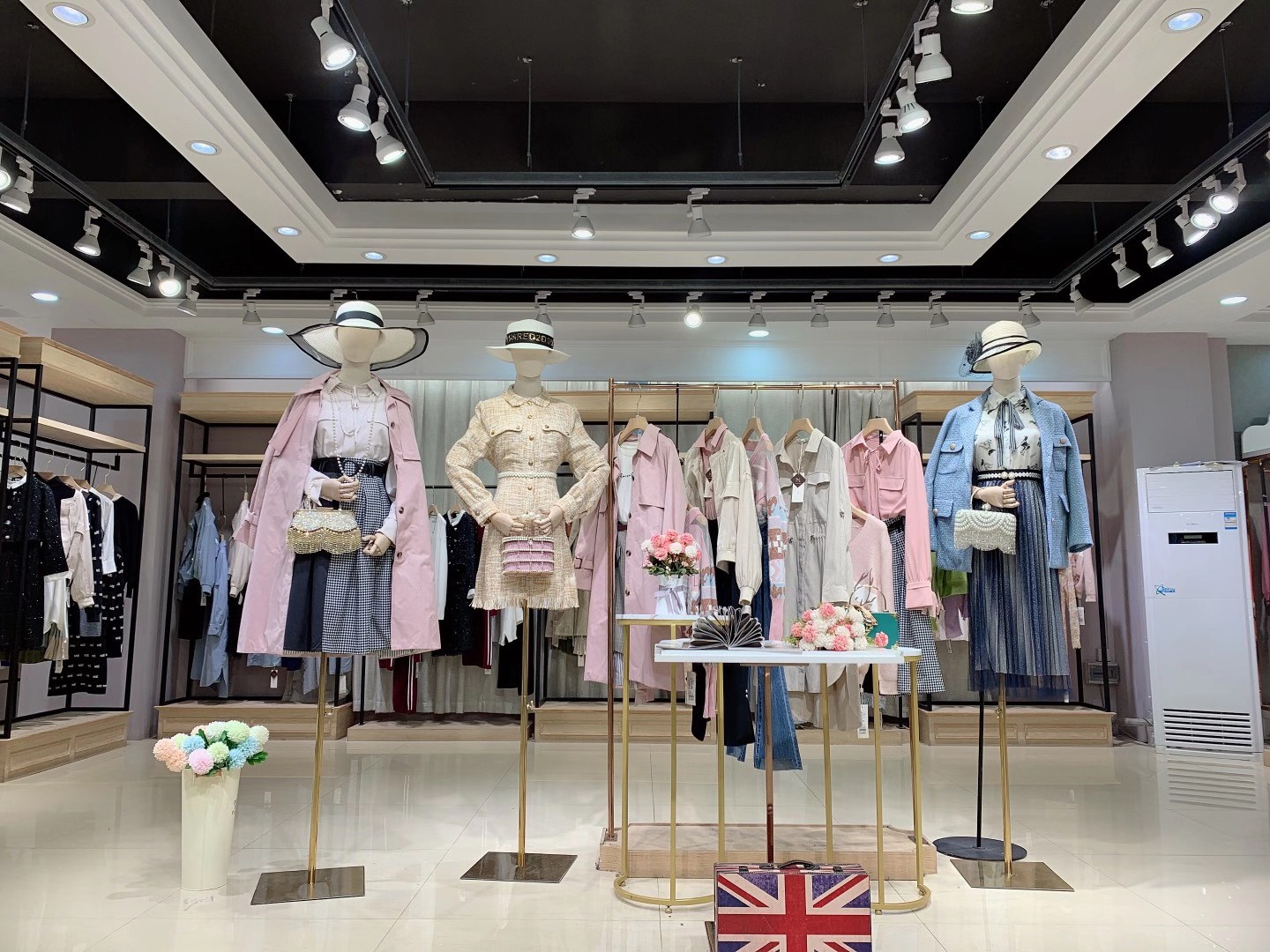 淘寶過(guò)季品牌M-edition 2022春品牌女裝折扣批發(fā)市場(chǎng)