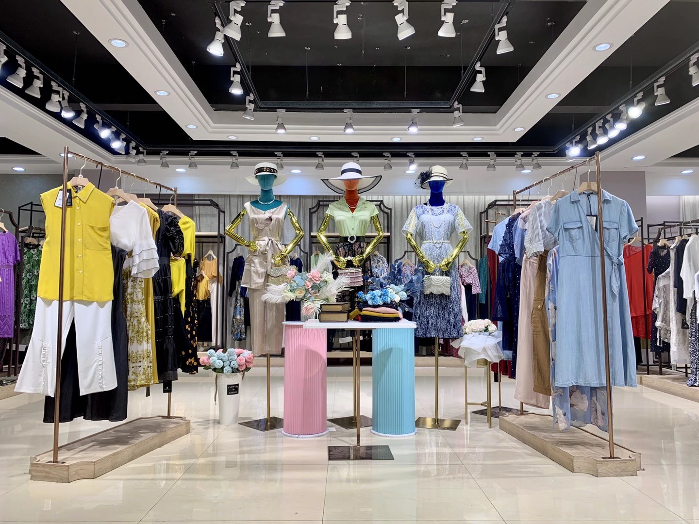 國內(nèi)知 名品牌西娜維思 2022春品牌折扣女裝尾貨批發(fā)貨源