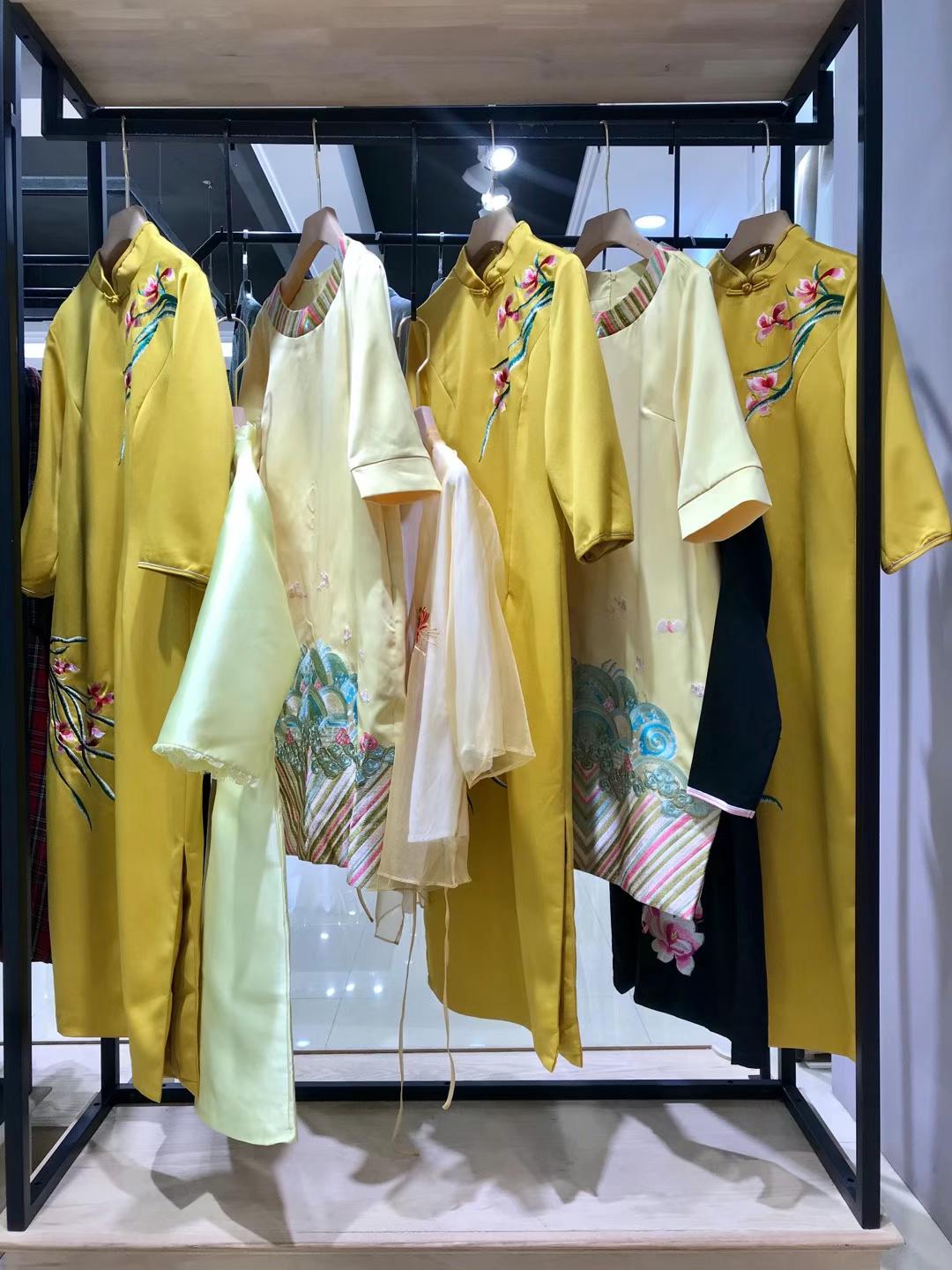 羽墨中國(guó)風(fēng)2021秋冬專柜下架品牌女裝尾貨庫(kù)存走份批發(fā) 國(guó)內(nèi)尾貨服裝批發(fā)市場(chǎng)