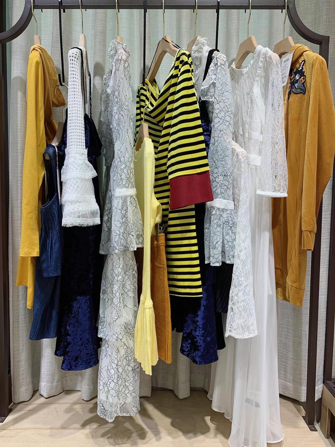 光線花園2021秋香港輕奢品牌女裝折扣一手貨源批發(fā) 抖音快手直播貨源批發(fā)