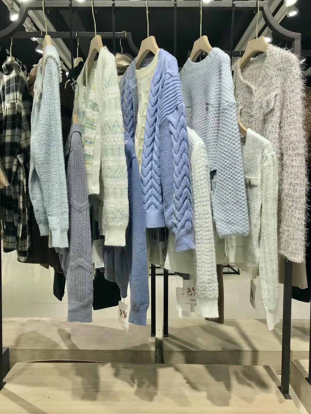 云伊毛衣21秋品牌女裝尾貨供應(yīng)? 網(wǎng)店女裝貨源批發(fā)走份