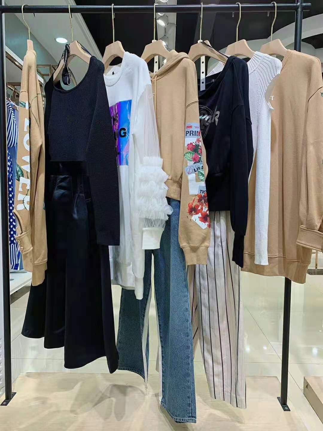 珞炫秋裝精 品女裝批發(fā)貨源那里好 廣州一 線女裝折扣店進貨渠道