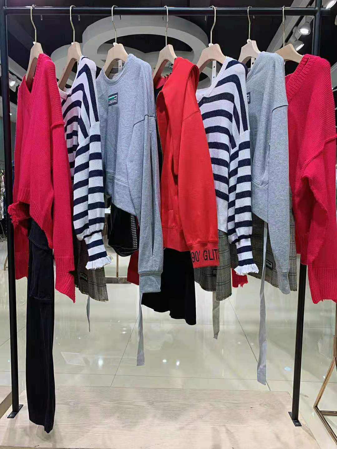 珞炫秋裝精 品女裝批發(fā)貨源那里好 廣州一 線女裝折扣店進貨渠道