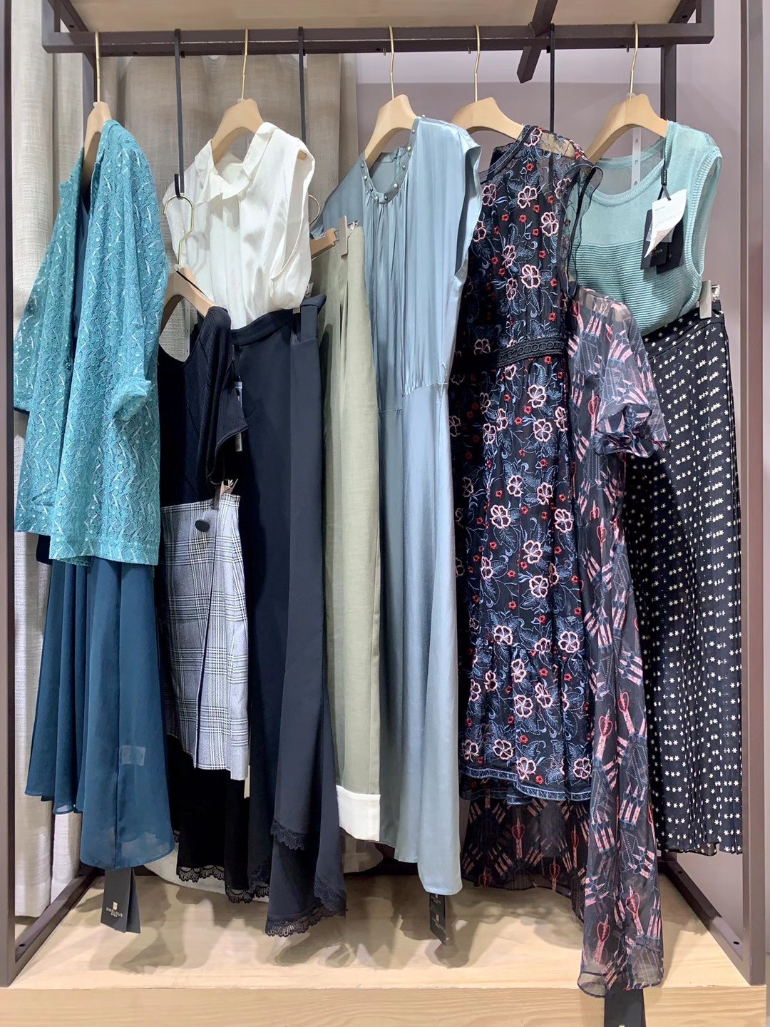 廣州知 名品牌西娜維思 22夏品牌女裝折扣店貨源批發(fā)