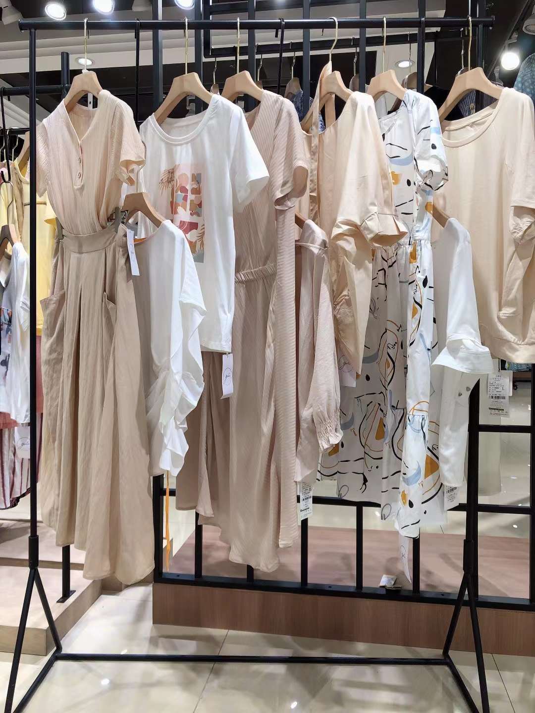 時尚女裝車轱轆 2022夏折扣女裝尾貨貨源批發(fā)市場