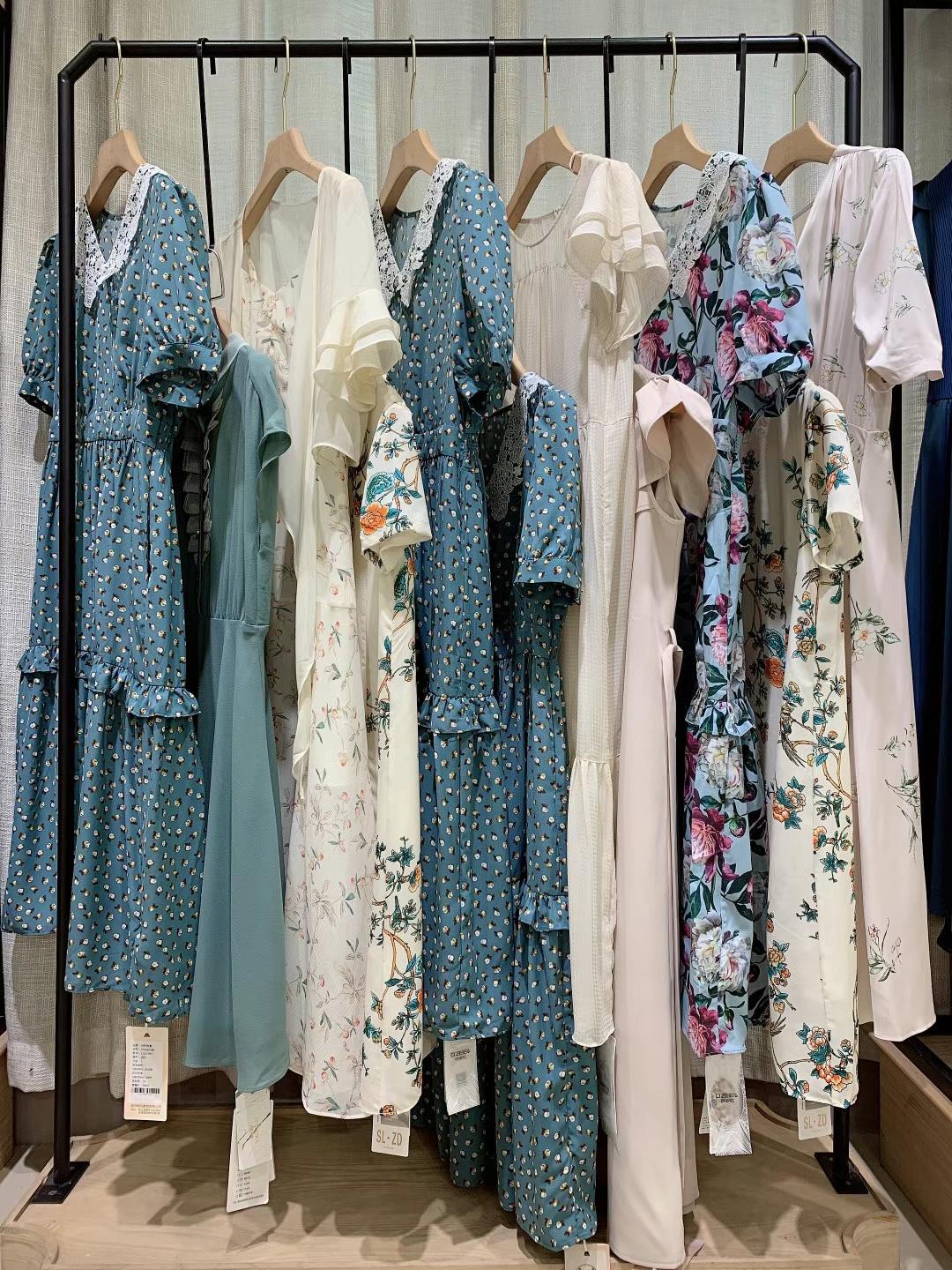 原創(chuàng)設(shè)計(jì)師女裝舒麗裝點(diǎn) 2022夏品牌折扣女裝尾貨庫(kù)存批發(fā)