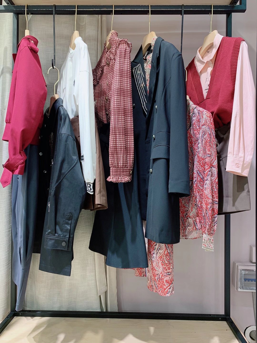 香港知 名設(shè)計(jì)師品牌妍帛 2022春品牌折扣女裝庫存尾貨打包