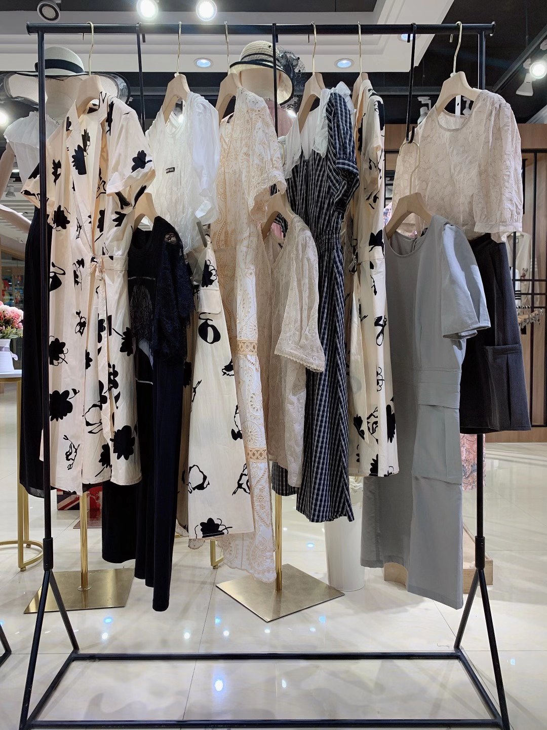 香港品牌華丹妮 2022春品牌折扣女裝尾貨庫存批發(fā)供應(yīng)商