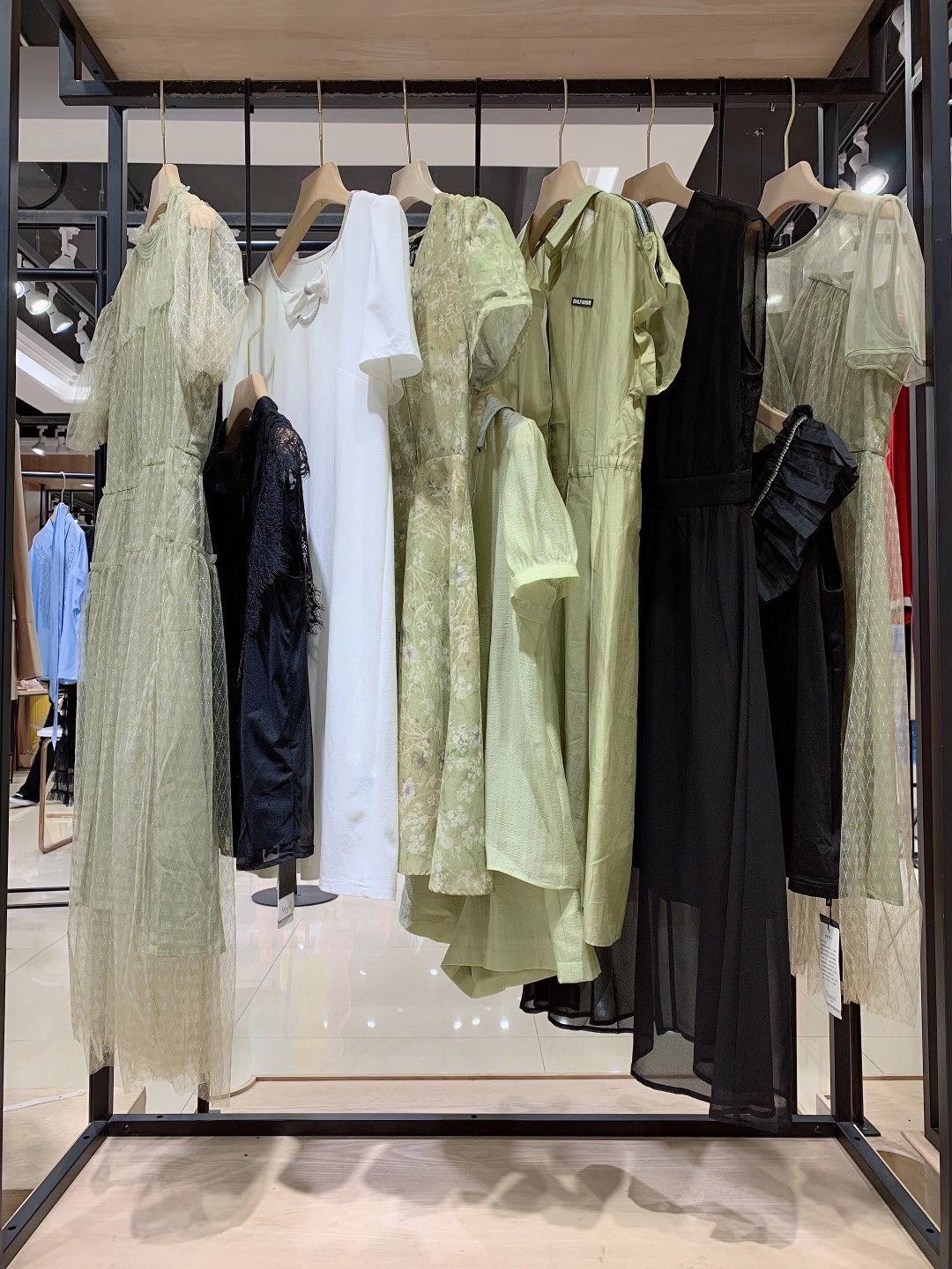 香港品牌華丹妮 2022春品牌折扣女裝尾貨庫存批發(fā)供應(yīng)商
