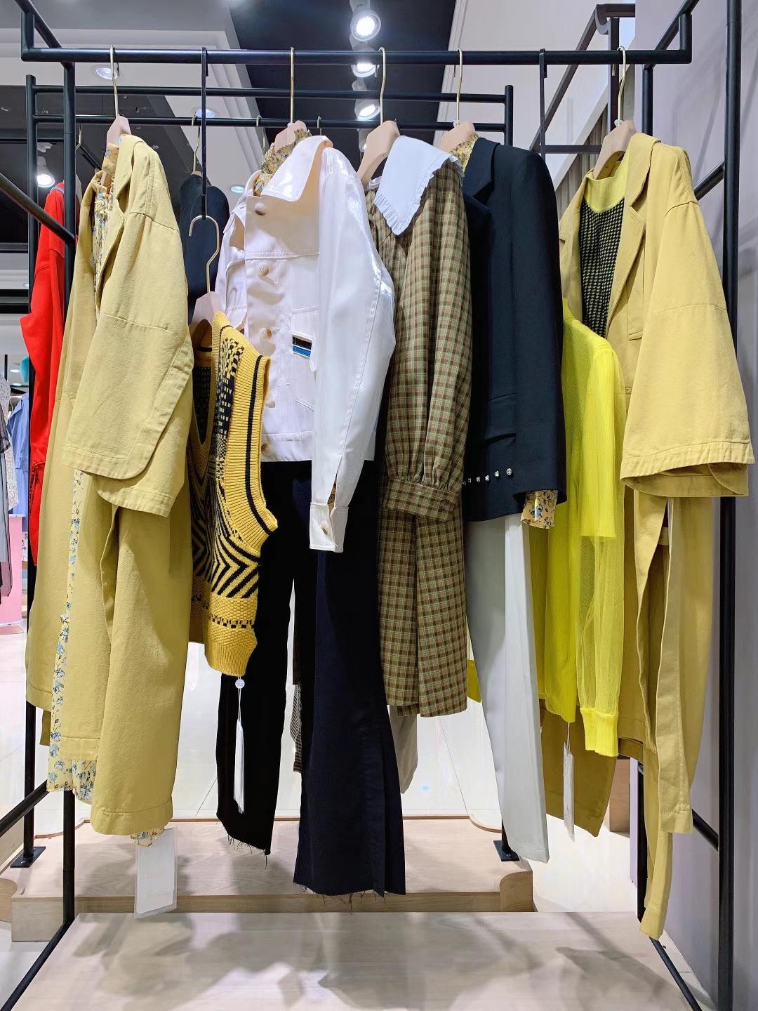 香港品牌紀優(yōu)希2022春品牌撤柜折扣女裝貨源批發(fā)市場在哪 直播折扣女裝廠家直 批