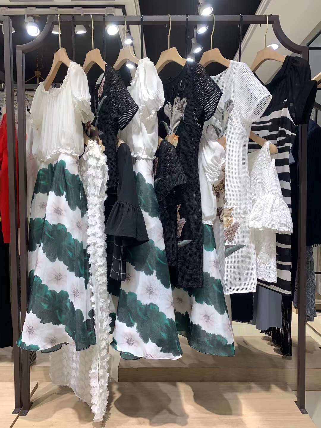 品牌朗黛國(guó)際2022夏品牌折扣女裝尾貨庫(kù)存批發(fā)貨源