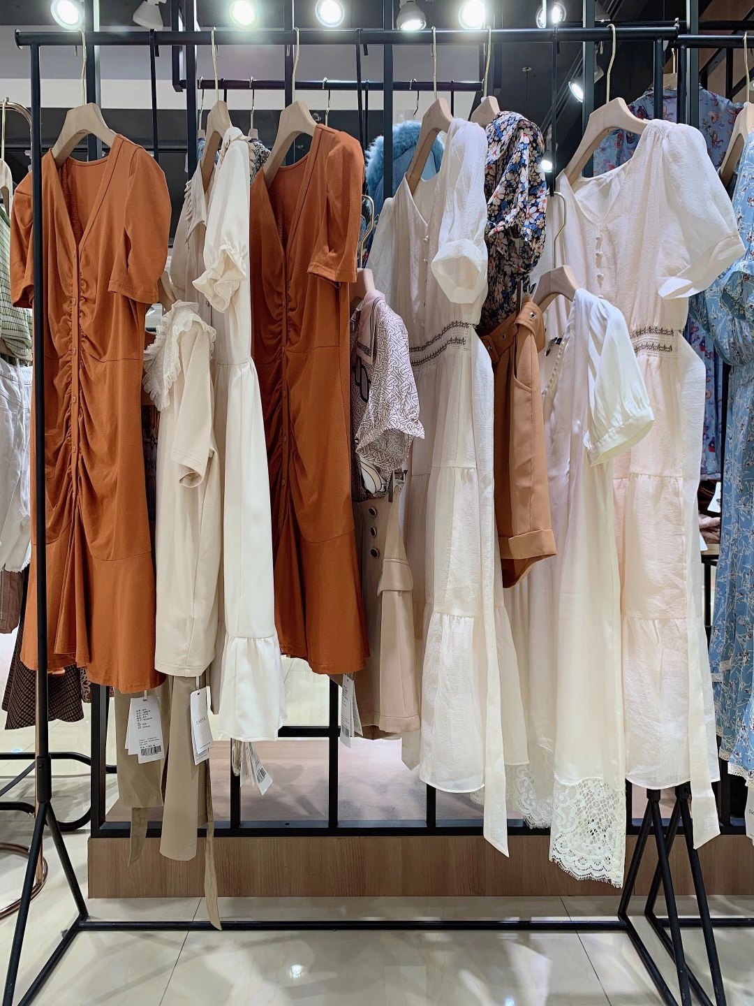 大 牌品牌述忘2022夏品牌女裝折扣尾貨一手貨源批發(fā)