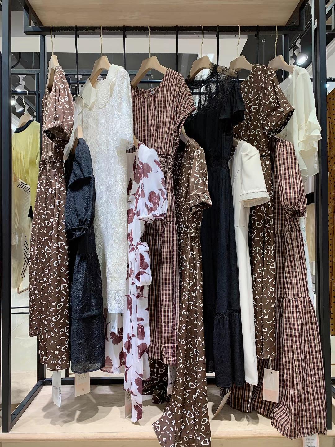 【舒麗裝點(diǎn)】22夏連衣裙系列大碼女裝品牌尾貨批發(fā)市場一手貨源