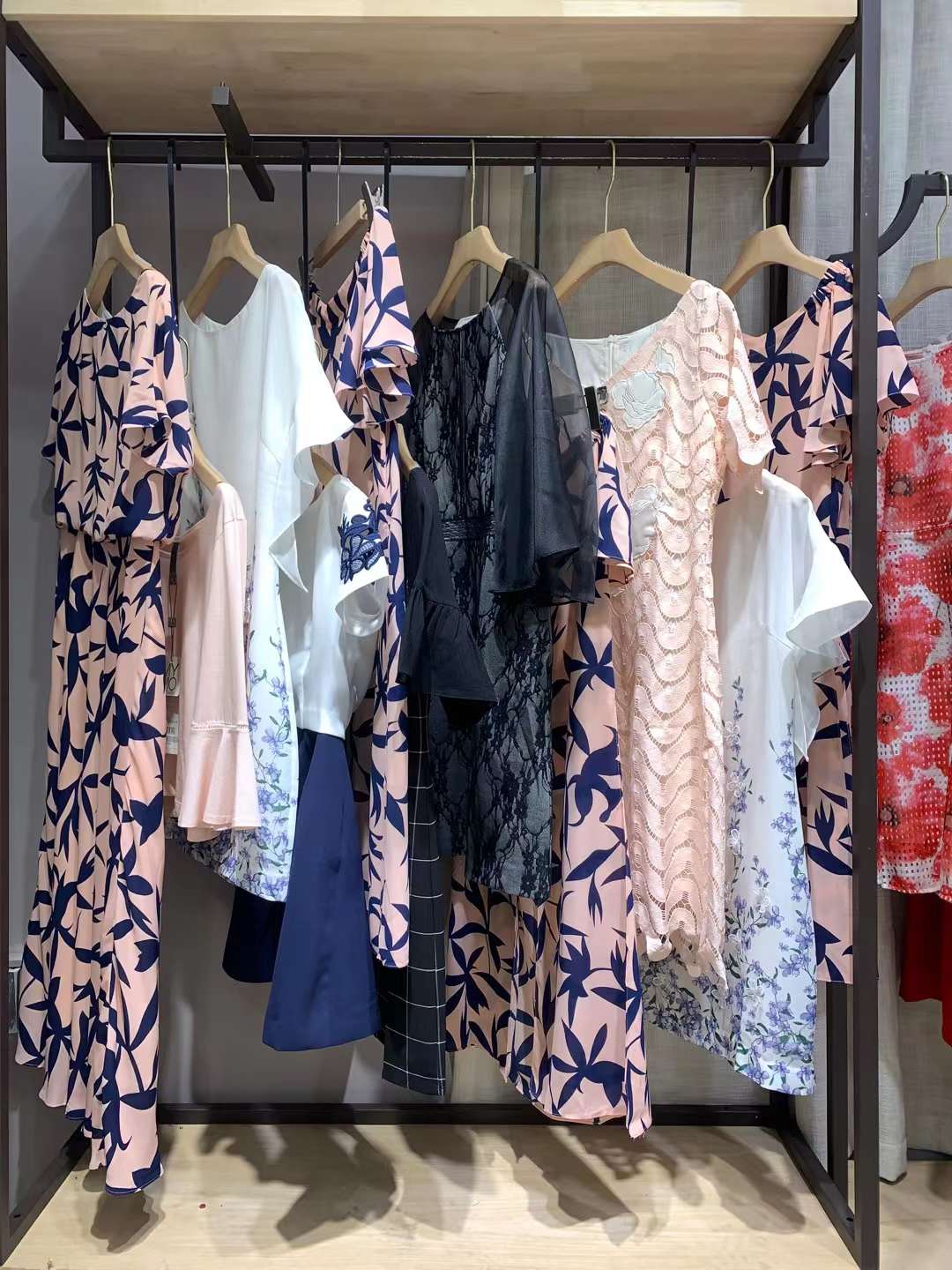 品牌朗黛國(guó)際2022夏品牌折扣女裝尾貨庫(kù)存批發(fā)貨源